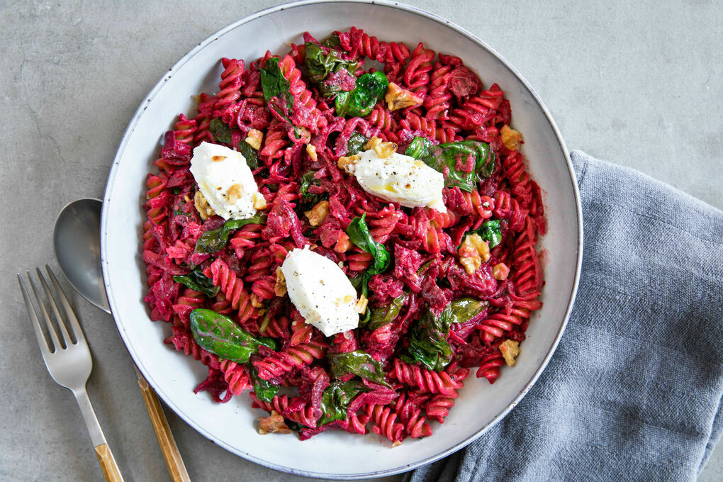 Rote-Bete-Pasta mit Spinat dazu Ziegenfrischkäse und Walnüsse