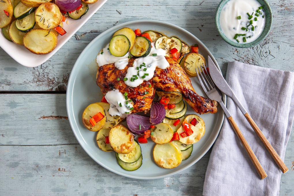 Knusprige BBQ-Hähnchenschenkel mit Ofengemüse und Joghurtdip