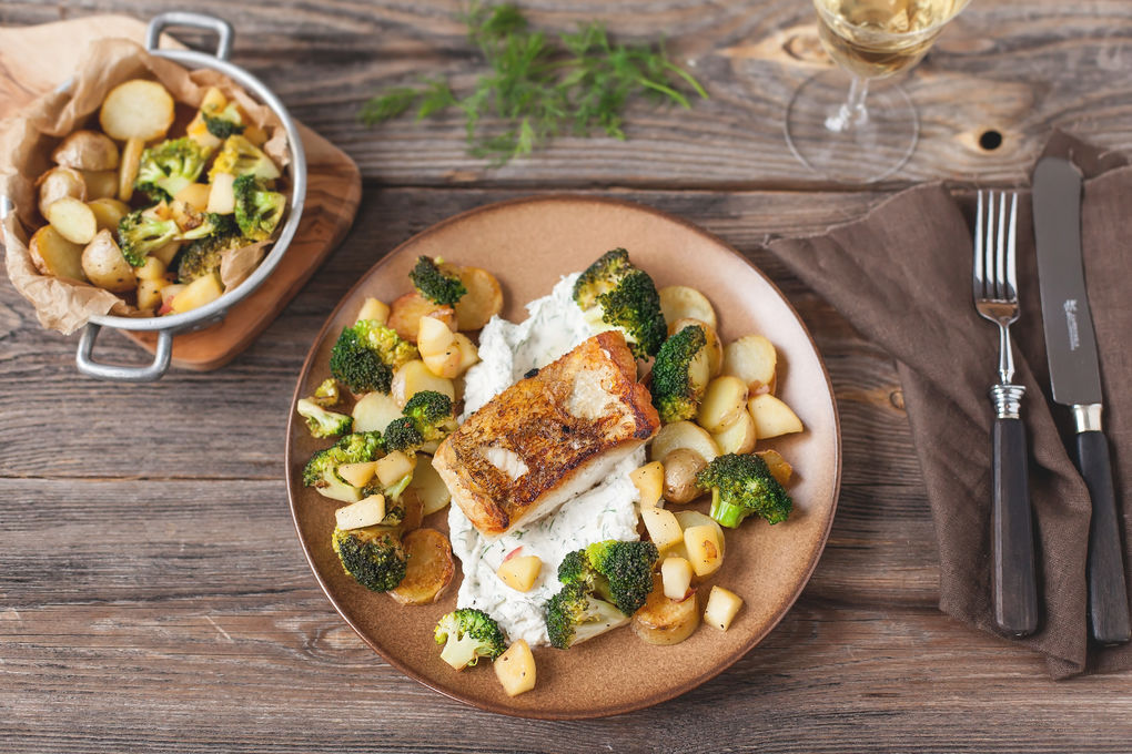 Knusper-Zander mit Brat kartoffeln, Brokkoli und Meerrettich