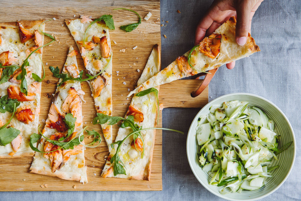 Elsässer Lachsflammkuchen mit Rucola-Gurken-Salat
