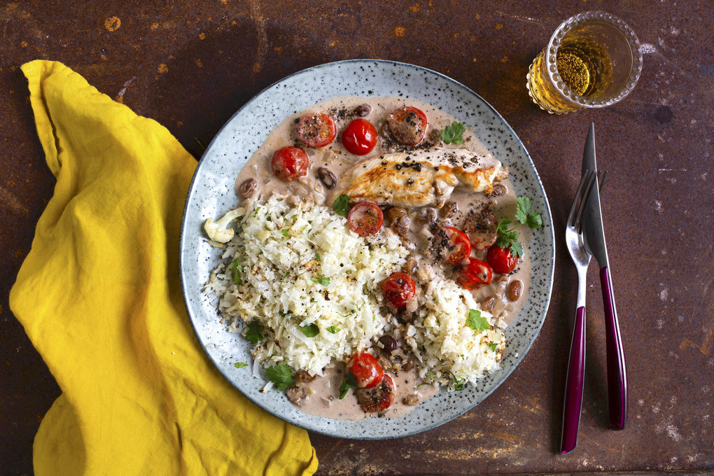 Indisches Hähnchencurry mit Kokosmilch auf Blumenkohlreis