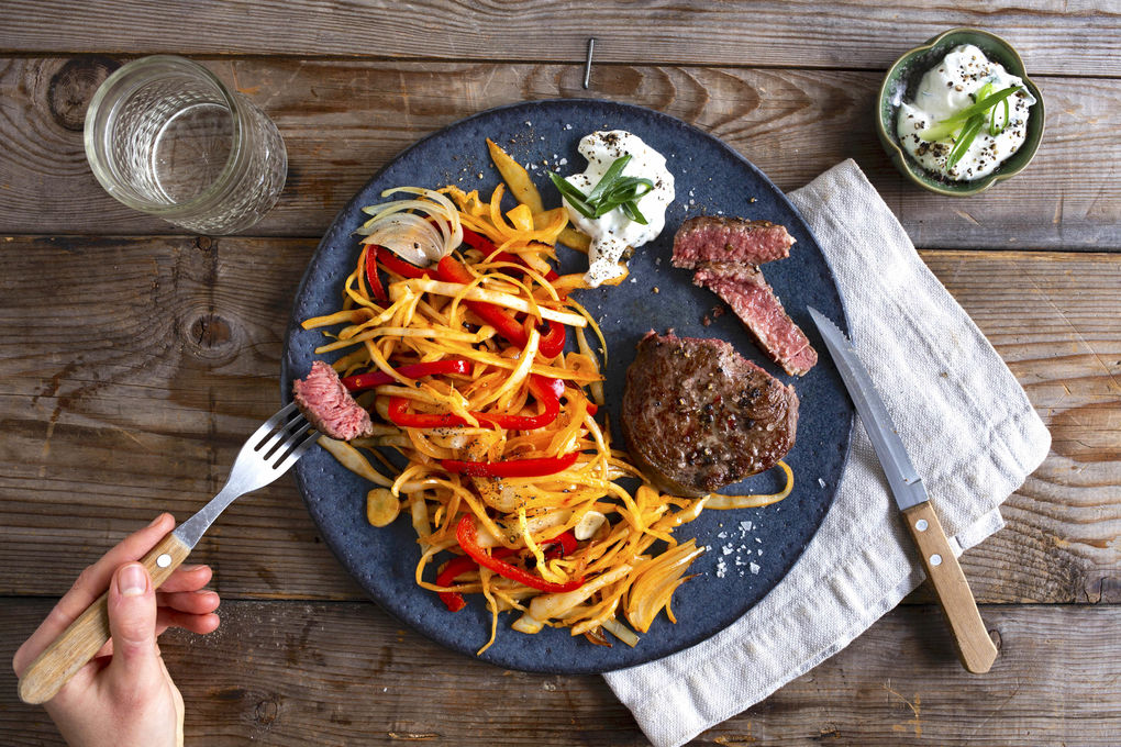 Saftiges Rindersteak mit Paprika-Weißkohl-Gemüse und Dip