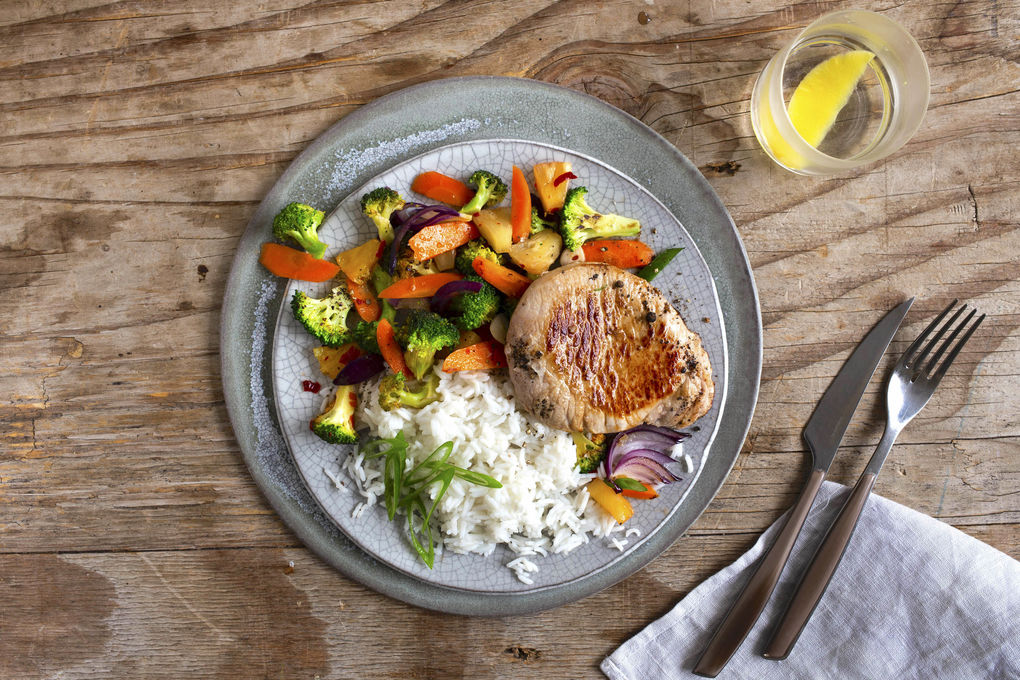 Zartes Schweinerückensteak mit süßsaurem Asia-Gemüse und Reis