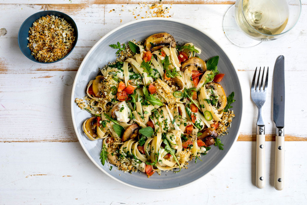 Rucola-Champignon-Tagliatelle mit Kräuterbröseln und Mozzarella