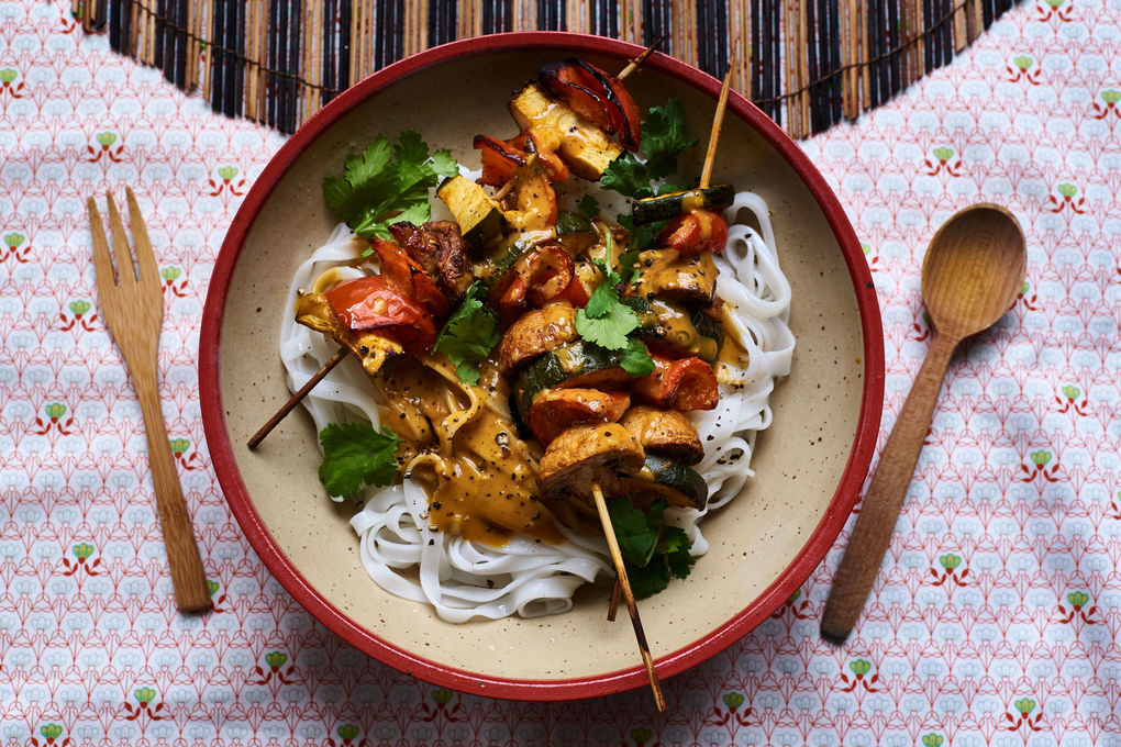 Indonesische Gemüsespieße mit Sataysauce und Reisnudeln