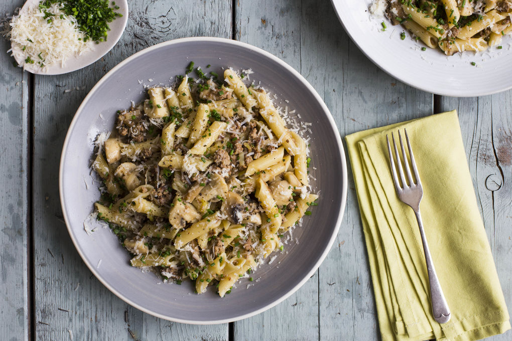 Bolognese bianca mit Rinderhack und Champignons