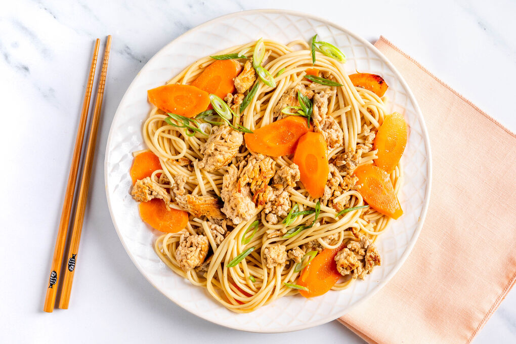 Udon-Nudeln mit saftigem Schweinehack mit würziger Misosauce und Karotten