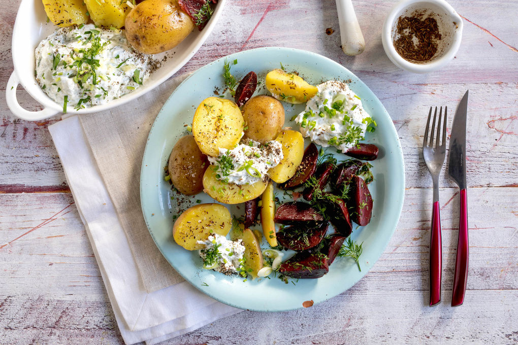 Pellkartoffeln mit Quark dazu warmer Rote-Bete-Salat