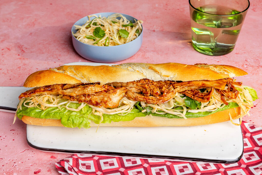 Superfix V2: Bio-„Pulled Chicken“-Sandwich mit würzigem Krautsalat und Koriander