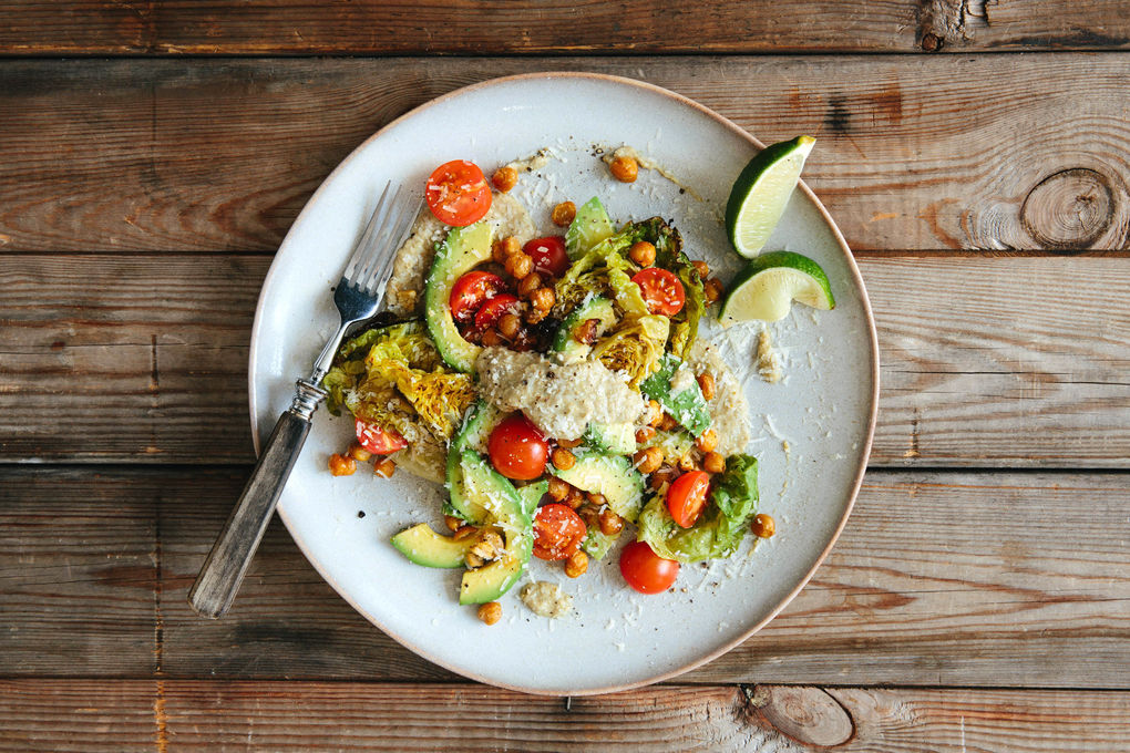 Gegrillter Salat mit Avocado mit Kichererbsen und Käsedressing