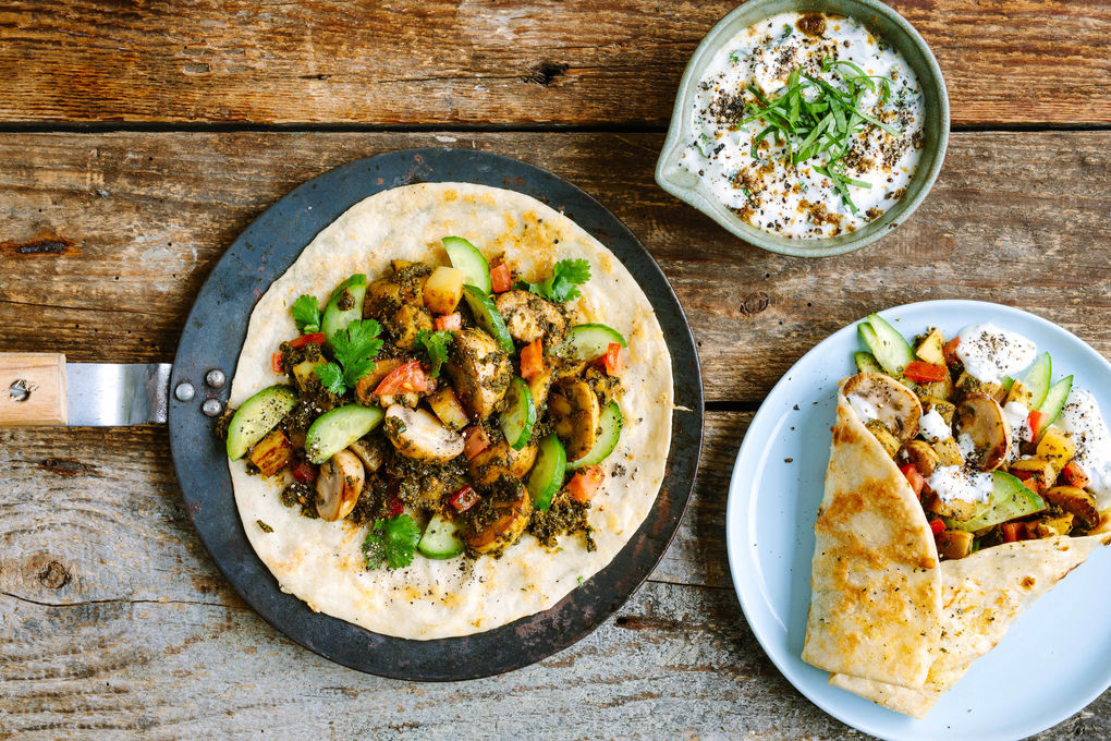 Indische Tikka-Gemüse-Wraps mit Koriander-Minz-Joghurt