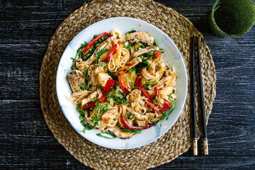Chicken Pad Thai mit knackigem Gemüse und Tamarinde