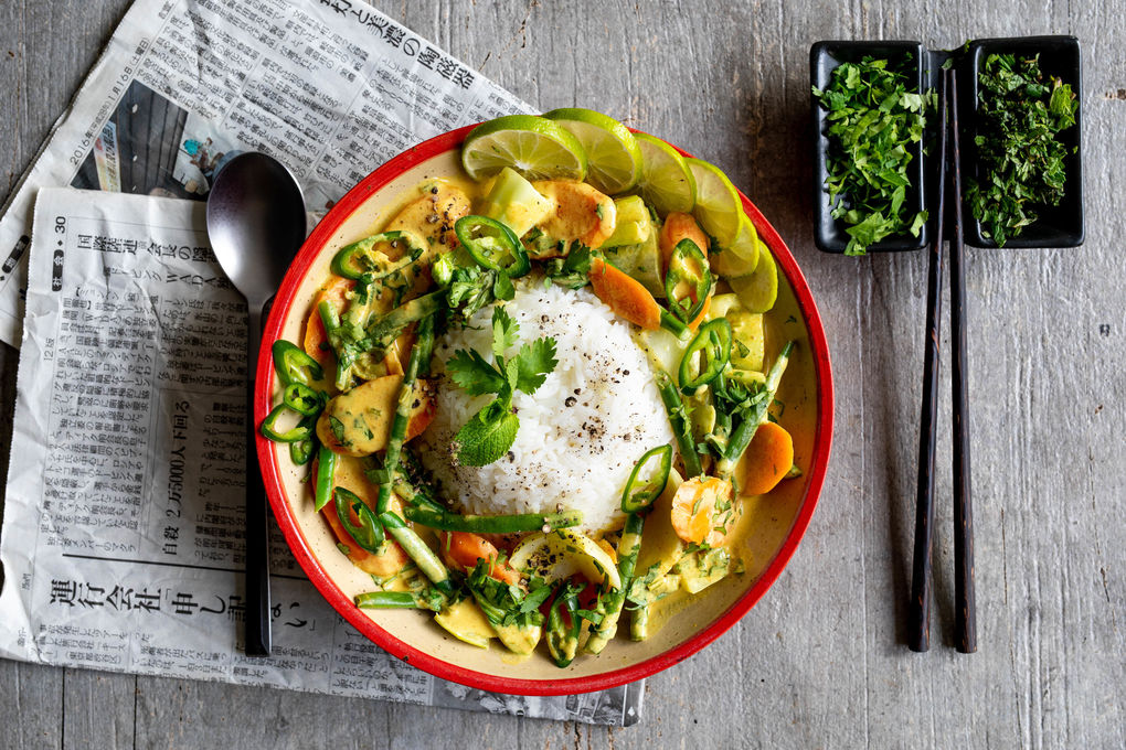 Vegetarisches Thai-Curry mit grünen Bohnen und Pak Choi