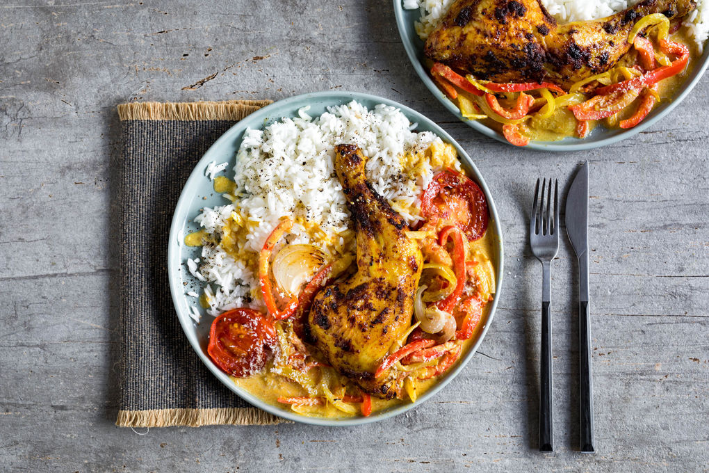 Korma-Hähnchenschenkel mit Kokossauce und Jasminreis