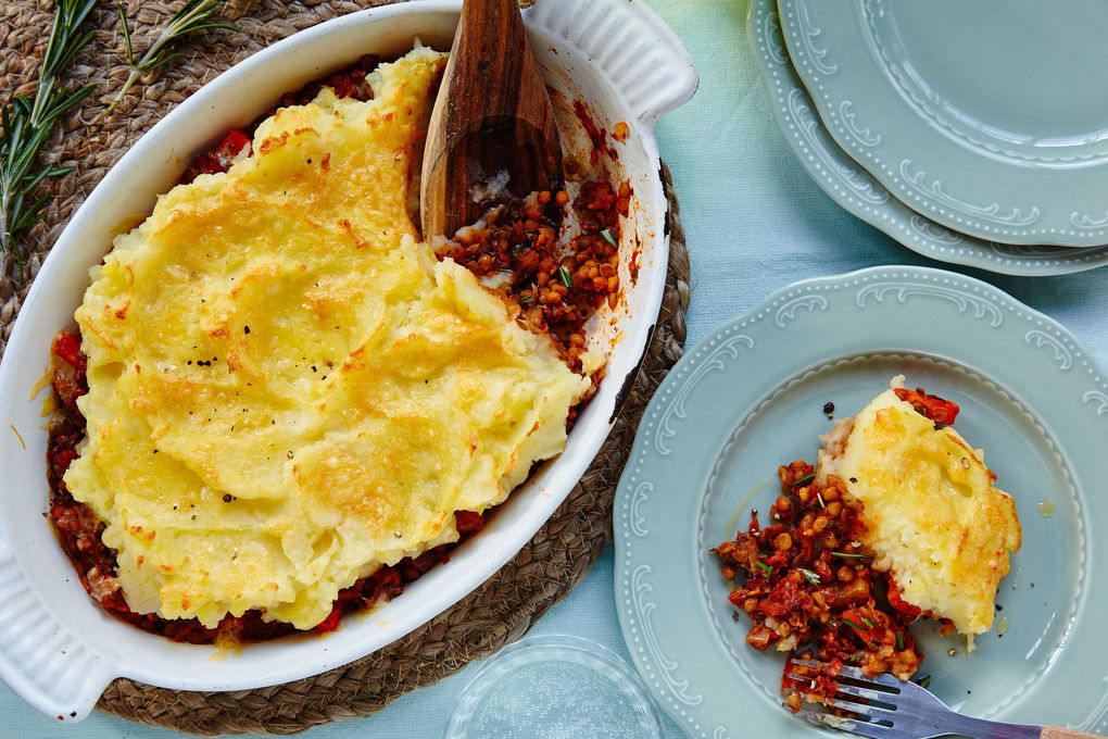 Rosmarin-Linsen mit Tomaten unter cremiger Kartoffelhaube