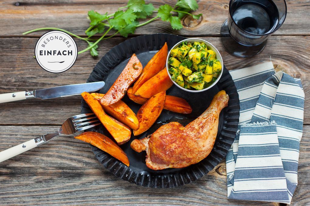 BBQ-Hühnchenschenkel mit Süßkartoffelwedges und Mango-Salsa