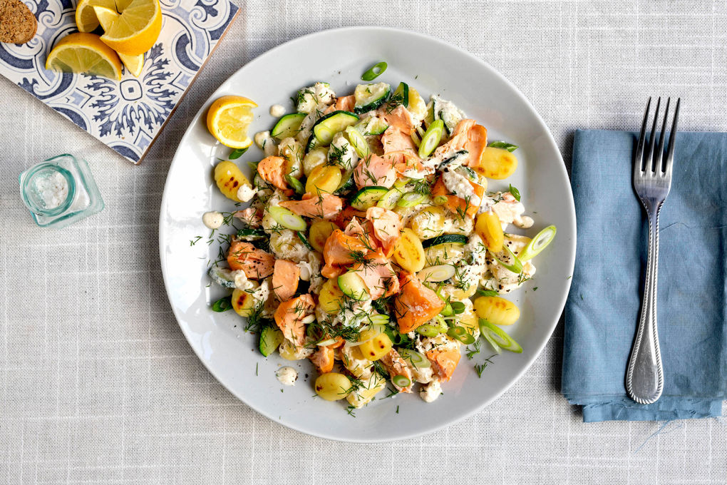 Zitronige Räucherlachs-Gnocchi mit Ricotta-Zucchini-Sauce und Dill