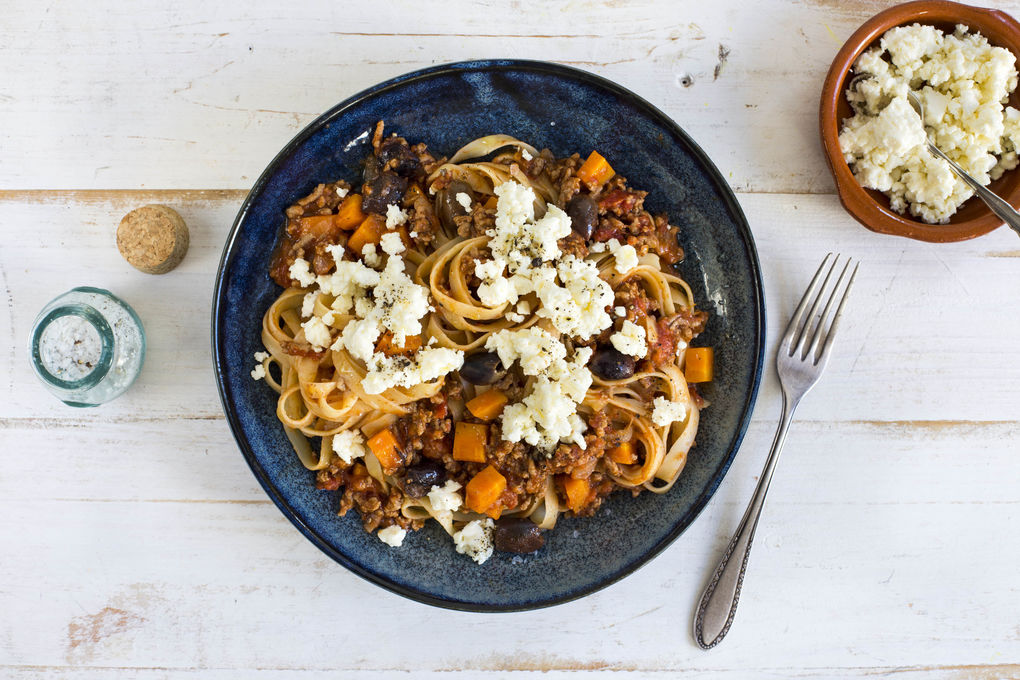 Pasta mit Oliven-Hack-Sugo dazu cremiger Feta