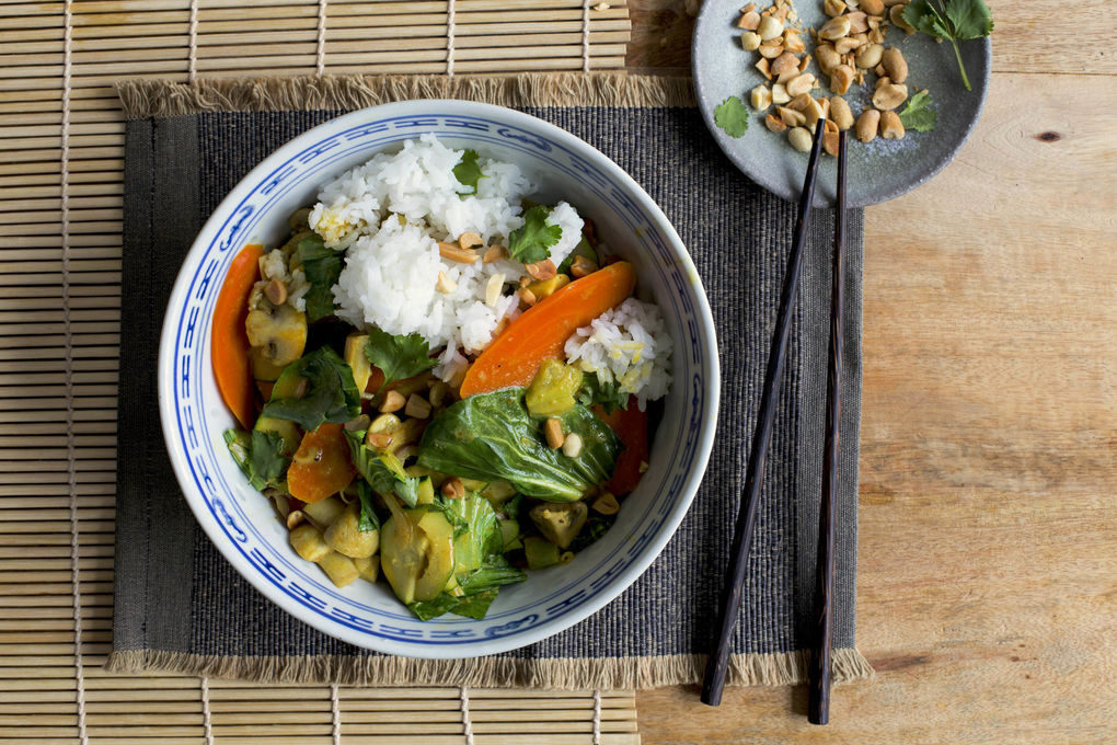Leichtes Kokos-Thaicurry mit Gemüse und Jasminreis