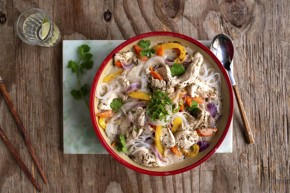 Satay-Hähnchensuppe mit Glasnudeln und Gemüse
