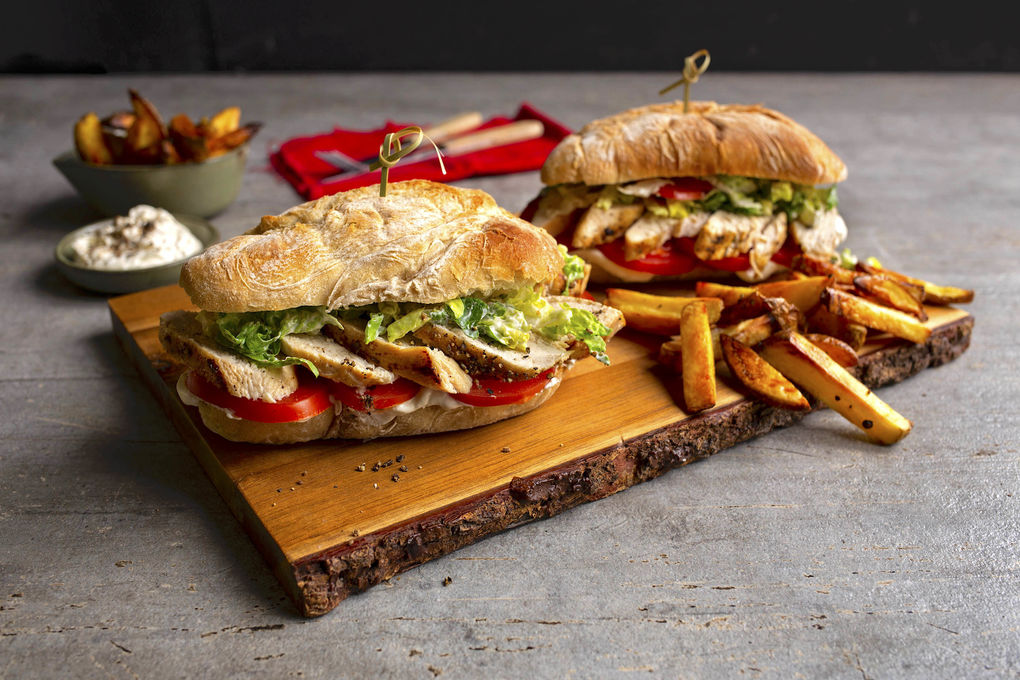 Herzhaftes Hähnchenbaguette mit Ofenkartoffeln und Cremedip