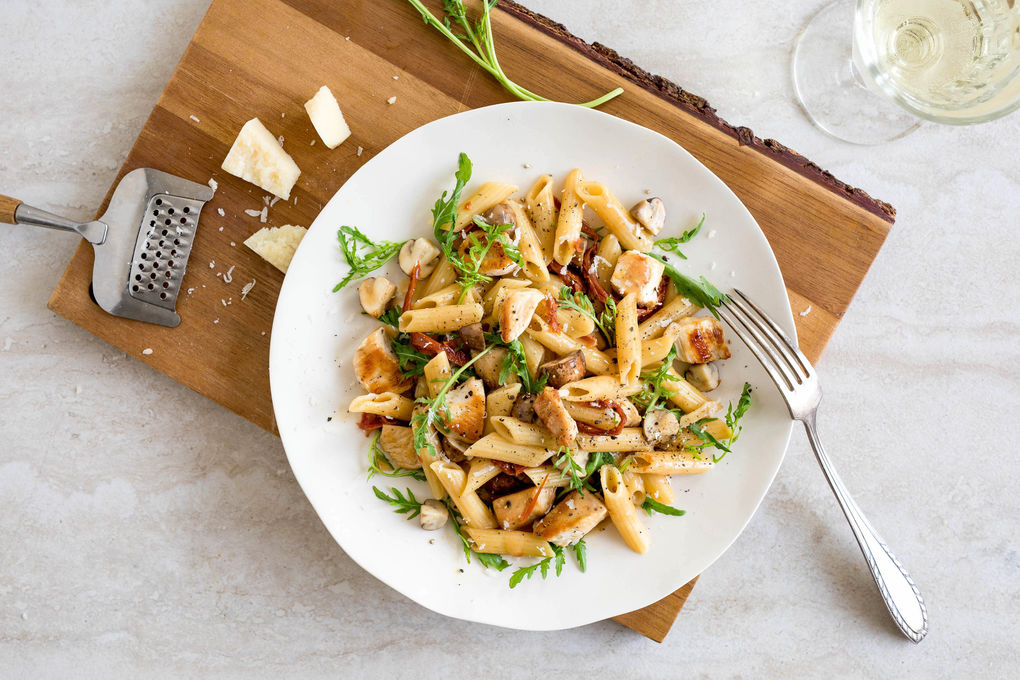 One-Pot-Hähnchen-Pasta mit Pilzen und getrockneten Tomaten