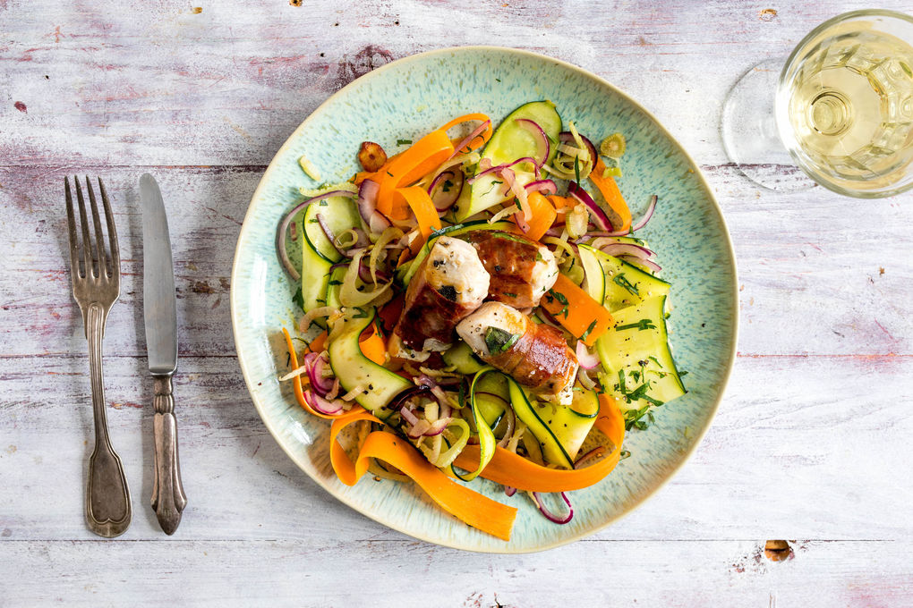 Chicken-Saltimboccas mit italienischem Gemüsesalat
