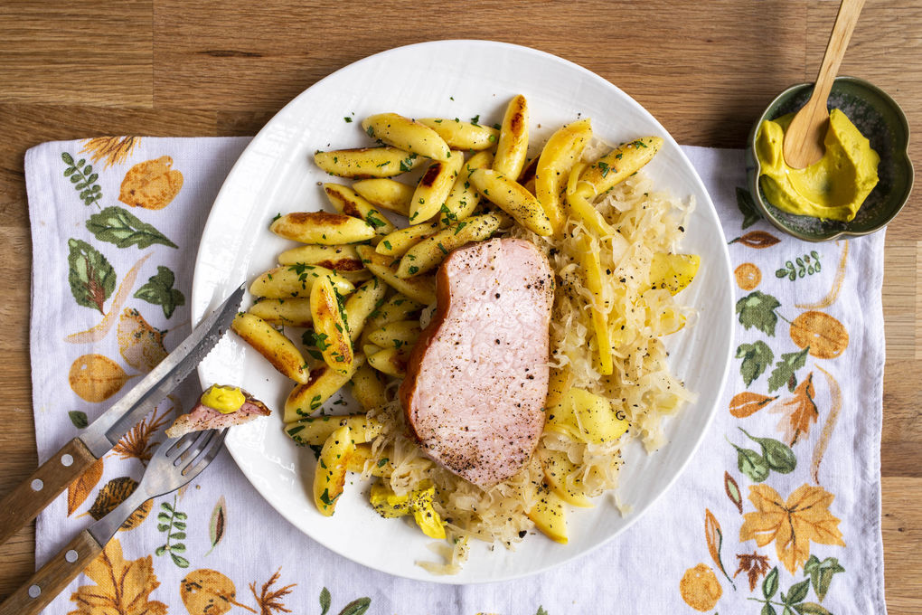 Kassler auf Apfel-Sauerkraut dazu gebratene Schupfnudeln und Senf