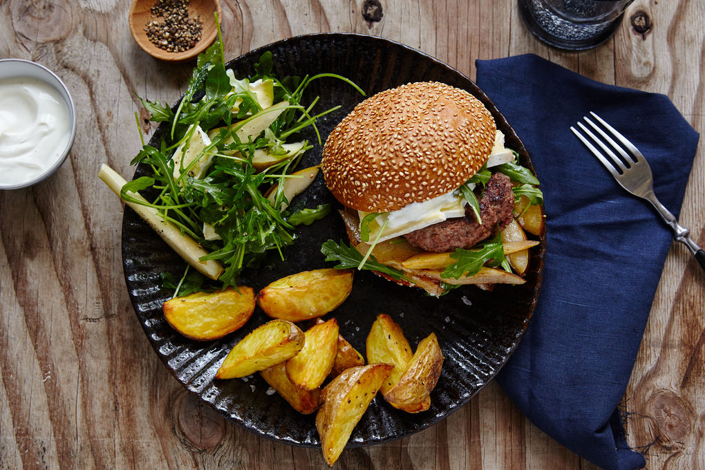 Saftiger Brie-Burger mit Birnen und Kartoffelecken