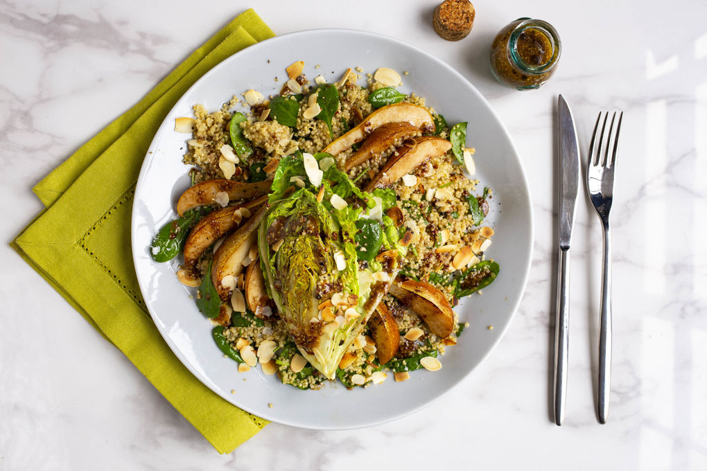 Gegrillter Salat mit Birnen dazu Quinoa mit Spinat und Mandeln