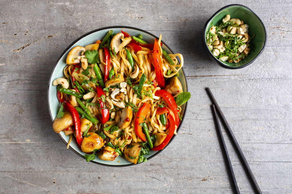 Asia-Nudelpfanne mit Cashews und knackigem Gemüse