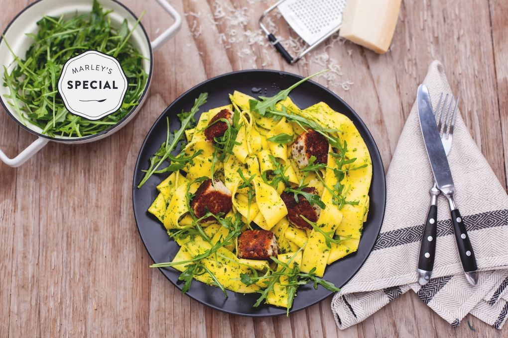 Ricotta-Bällchen auf Papardelle, Pesto und Trüffelöl