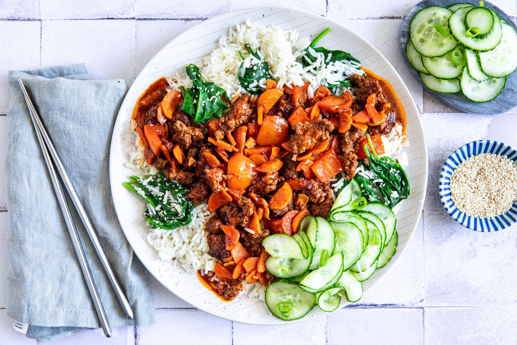 V3: Würzige Bio-Hackpfanne mit Gochujang dazu Sesam-Spinat-Basmati und Gurken