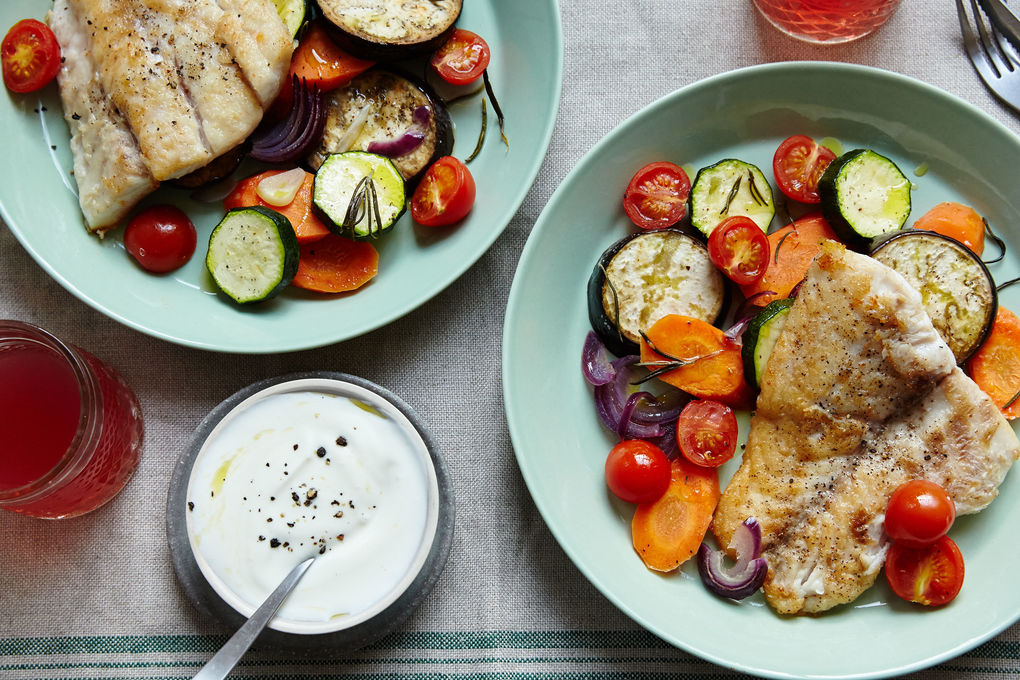 Nilbarsch mit Röstgemüse, Kirschtomaten und cremigem Dip