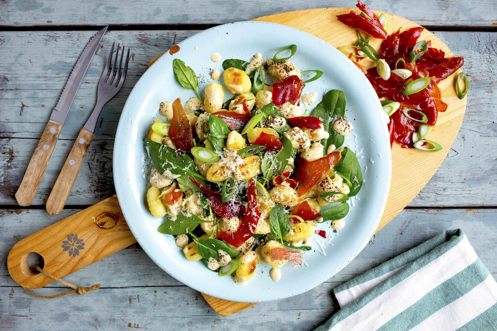 Cremige Gnocchi-Pfanne mit Spinat und Schinkenchips