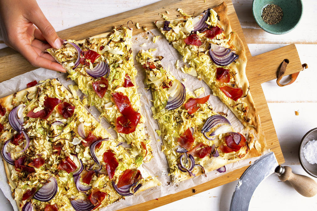 Herzhafter Wirsing-Flammkuchen mit Prosciutto und Schmand