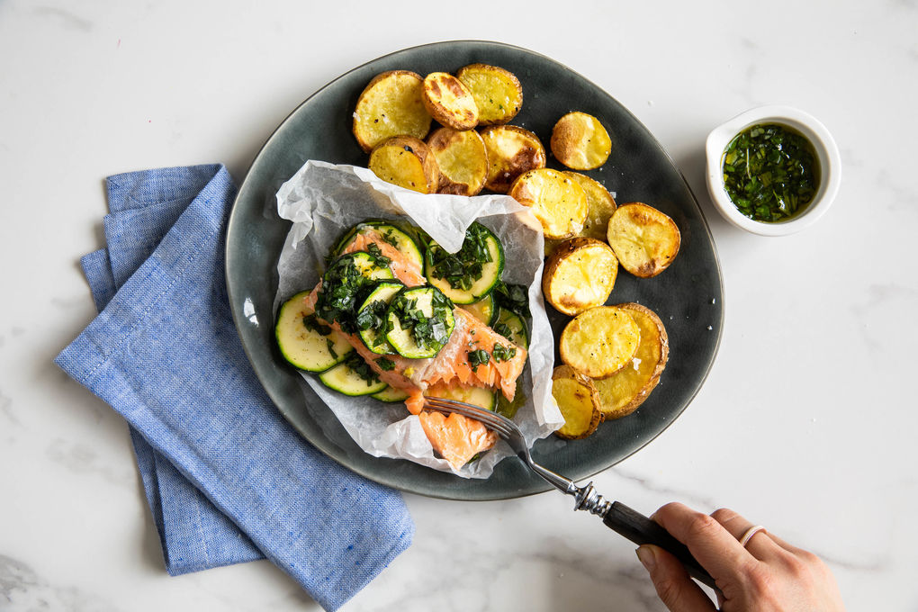 Lachs-Päckchen aus dem Ofen mit Zucchini und Kräuterkartoffeln