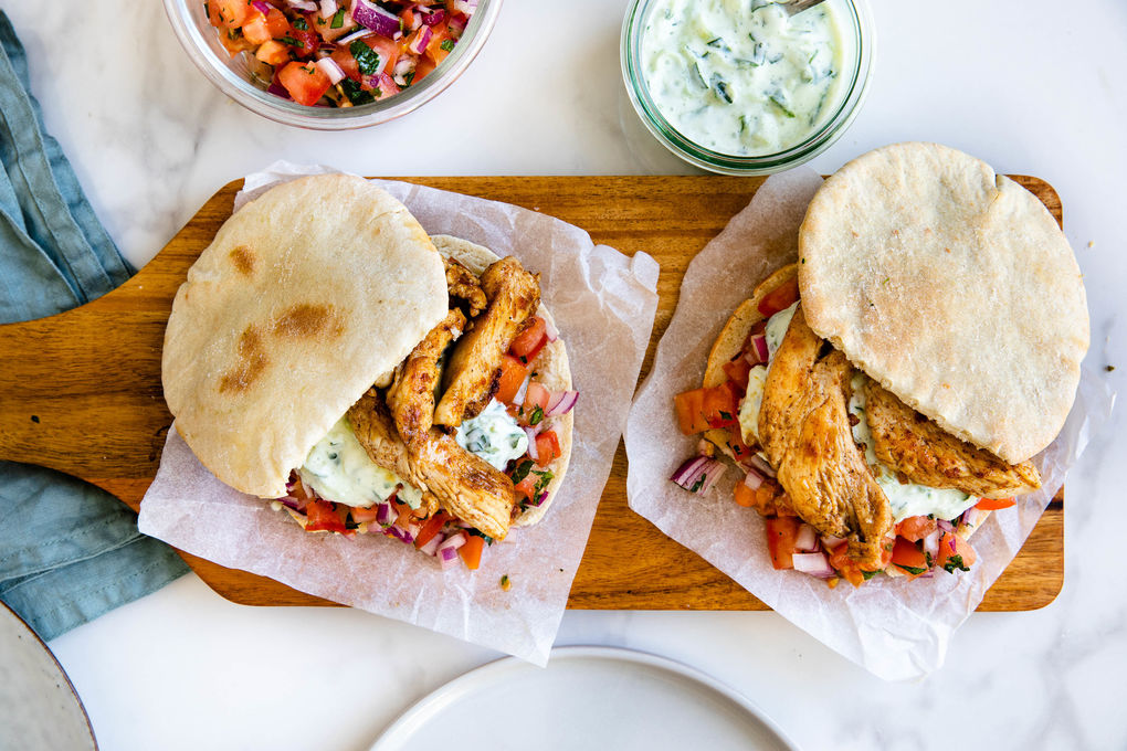 Hähnchen-Schawarma im Pitabrot mit Gurkenjoghurt und Tomatensalat
