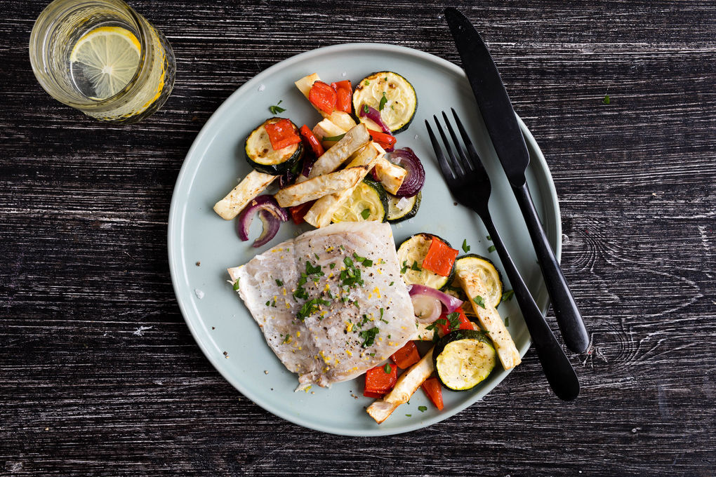 Gedämpfter Zitrus-Seelachs mit mediterranem Ofengemüse und Dip