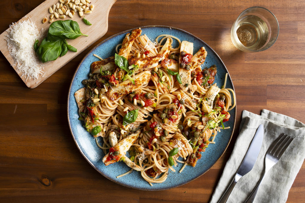 Halloumi-Zucchini-Spaghetti mit Tomaten und Pinienkernen