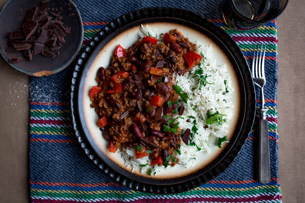 Herzhaftes Schokoladen-Chili mit feinem Petersilienreis