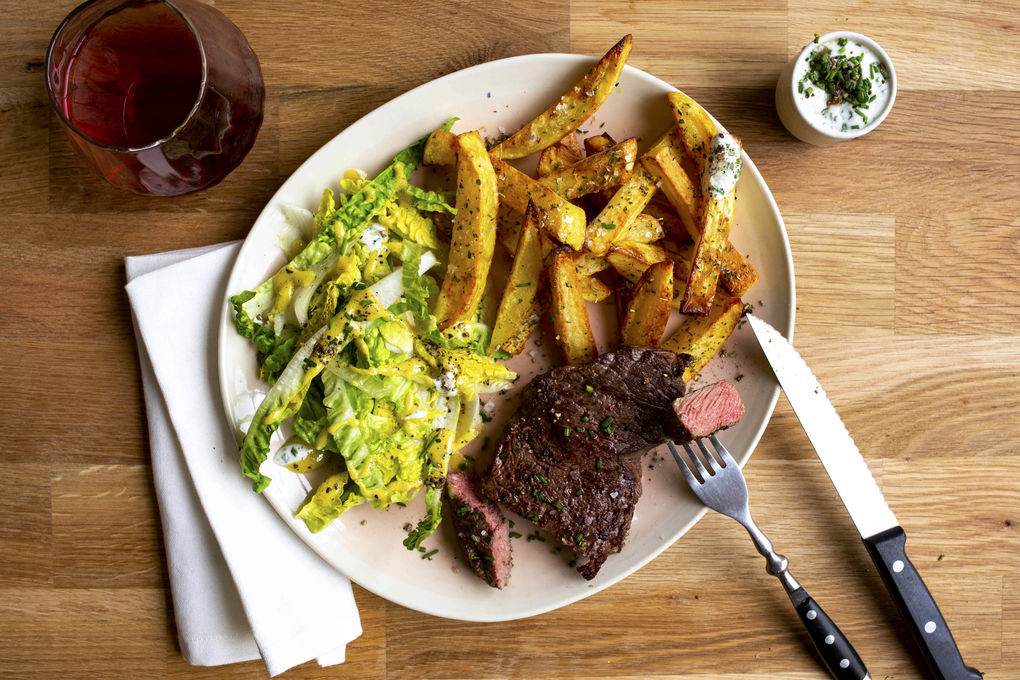 Klassisches Steak frites mit Schnittlauchjoghurt und Salat