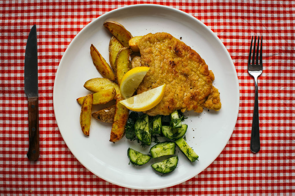 Schnitzel Wiener Art mit Gurkensalat und Backkartoffeln