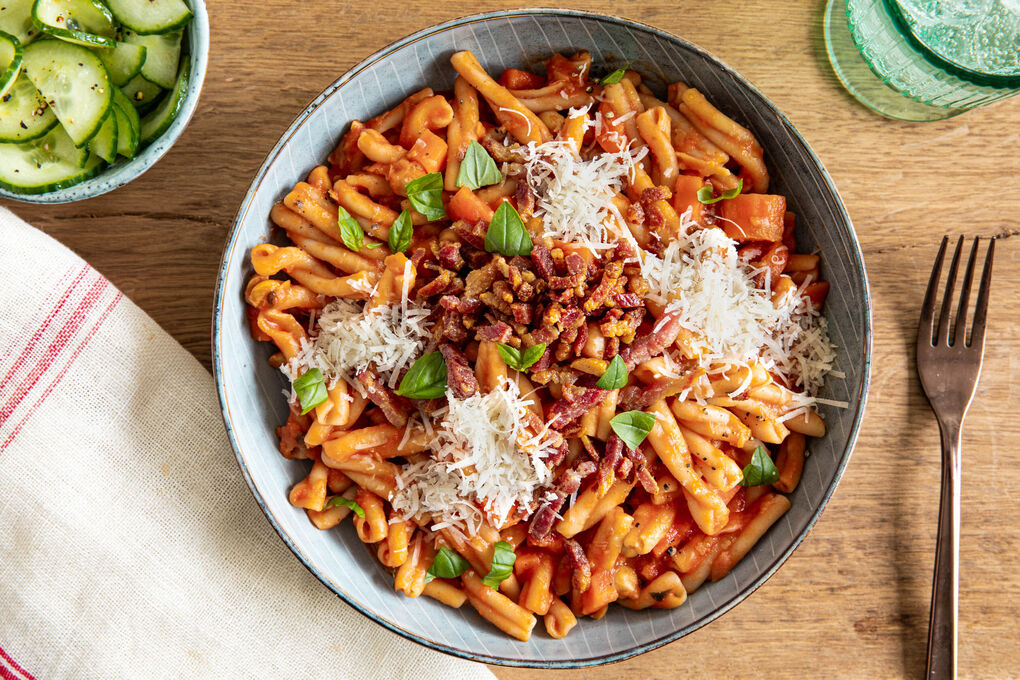 One-Pot-Pasta mit Speck und Kichererbsen dazu Gurkensalat