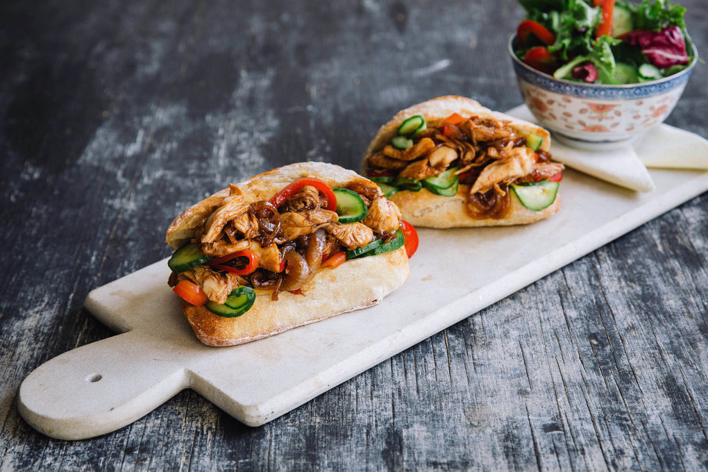 Surinamisches Hähnchensandwich mit Paprika und Gurke