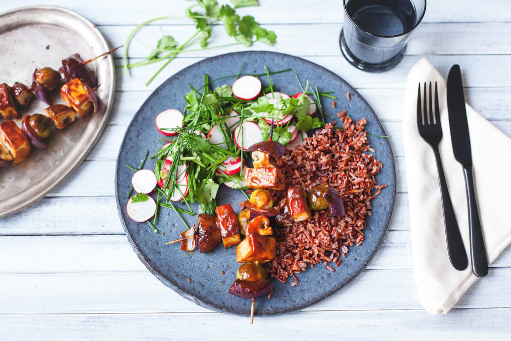 Asiatische Gemüsespieße mit Koriander-Salat und rotem Reis