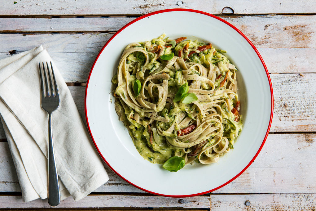 Cremige Zucchini-Tagliatelle mit Tomaten und Basilikum