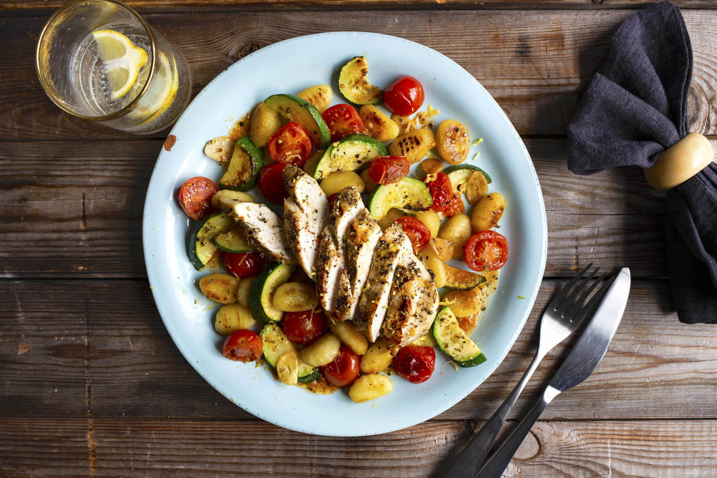 Griechisches Zitronenhähnchen mit Zucchini-Gnocchi und Tomaten