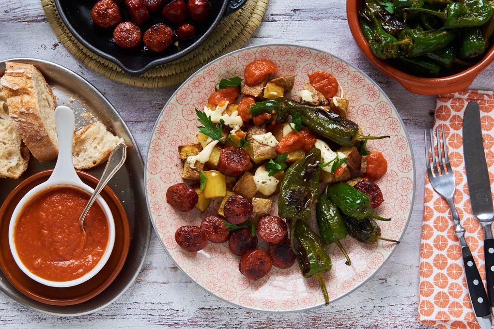Patatas Bravas mit Chorizo und Pimientos de Padron