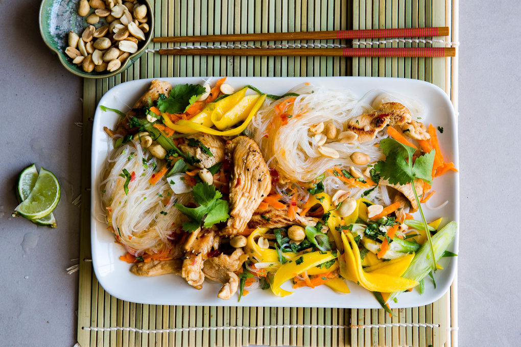 Thai-Glasnudelsalat mit zarter Hähnchenbrust und Mango